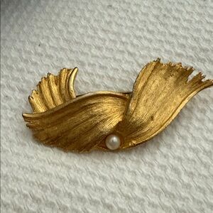 Elegant Gold Brooch with Pearl Accent